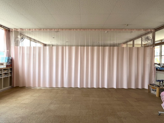 幼保園の教室間仕切りカーテン